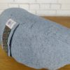 Zafu almofada para meditação cor azul com detalhe de fita indiana slim
