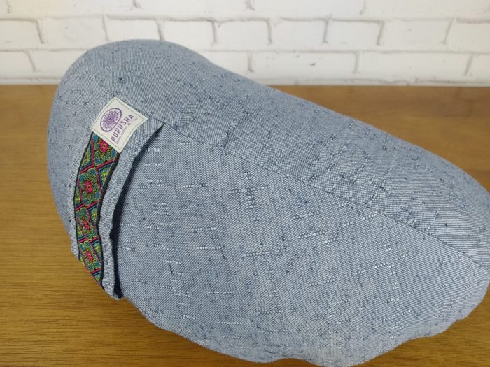 Zafu almofada para meditação cor azul com detalhe de fita indiana slim