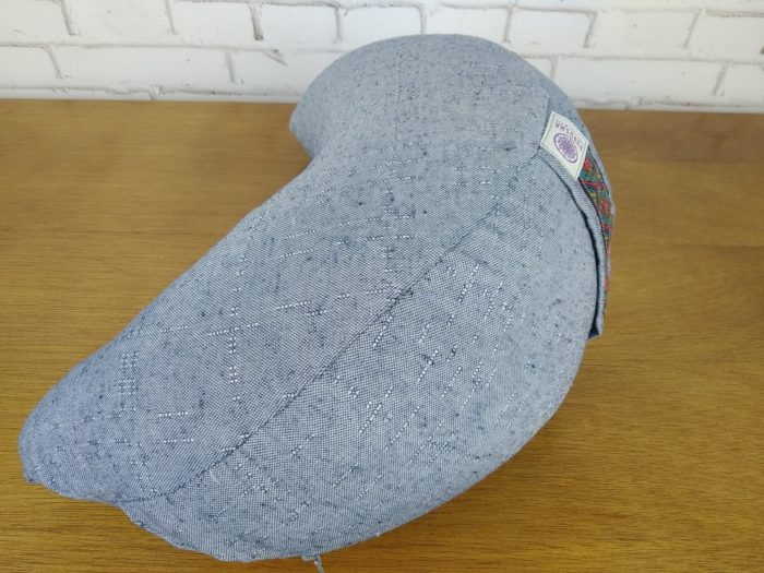 Zafu almofada para meditação cor azul com detalhe de fita indiana slim