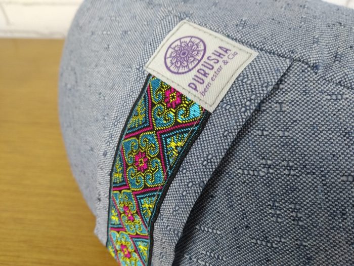 Zafu almofada para meditação cor azul com detalhe de fita indiana slim