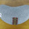 Zafu almofada para meditação cor cinza com detalhe de fita indiana preta em jacquard
