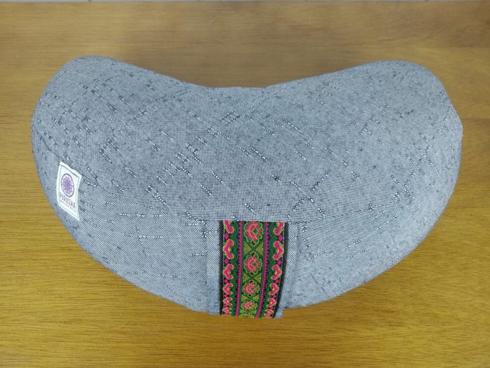Zafu almofada para meditação cor cinza com detalhe de fita indiana preta em jacquard