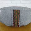 Zafu almofada para meditação cor cinza com detalhe de fita indiana preta em jacquard