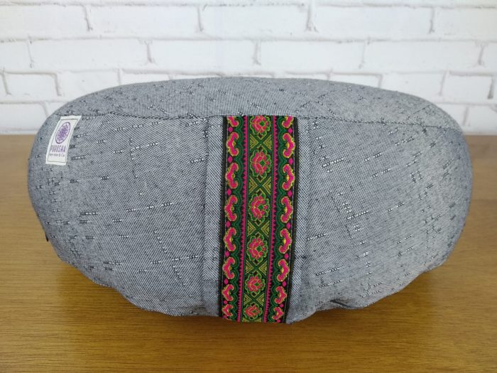 Zafu almofada para meditação cor cinza com detalhe de fita indiana preta em jacquard