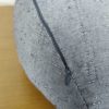 Zafu almofada para meditação cor cinza com detalhe de fita indiana preta em jacquard