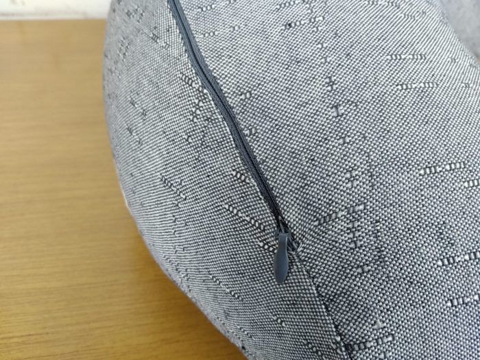 Zafu almofada para meditação cor cinza com detalhe de fita indiana preta em jacquard