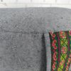 Zafu almofada para meditação cor cinza com detalhe de fita indiana preta em jacquard