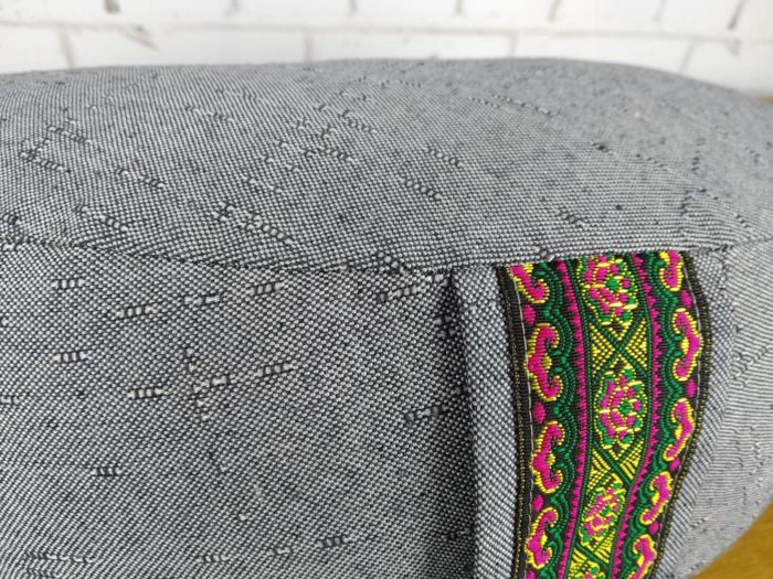 Zafu almofada para meditação cor cinza com detalhe de fita indiana preta em jacquard