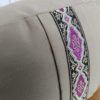 Zafu almofada para meditação cor cáqui com detalhe de fita indiana floral