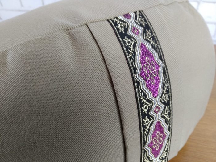 Zafu almofada para meditação cor cáqui com detalhe de fita indiana floral