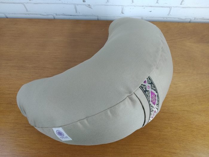 Zafu almofada para meditação cor cáqui com detalhe de fita indiana floral