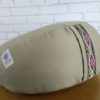 Zafu almofada para meditação cor cáqui com detalhe de fita indiana floral