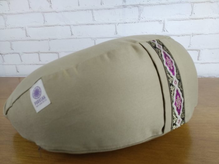 Zafu almofada para meditação cor cáqui com detalhe de fita indiana floral