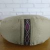 Zafu almofada para meditação cor cáqui com detalhe de fita indiana floral