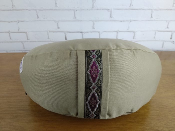 Zafu almofada para meditação cor cáqui com detalhe de fita indiana floral