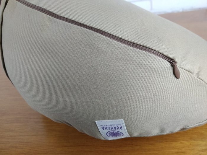 Zafu almofada para meditação cor cáqui com detalhe de fita indiana floral