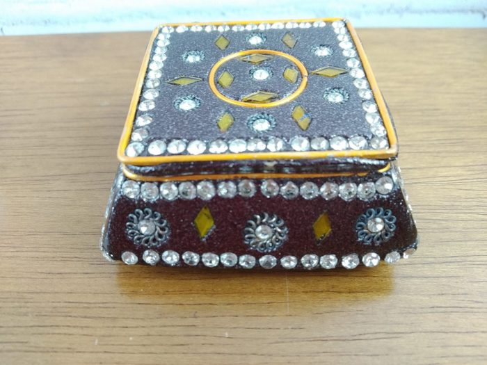 Pó de kumkum 40g com potinho indiano artesanal preto para guardar