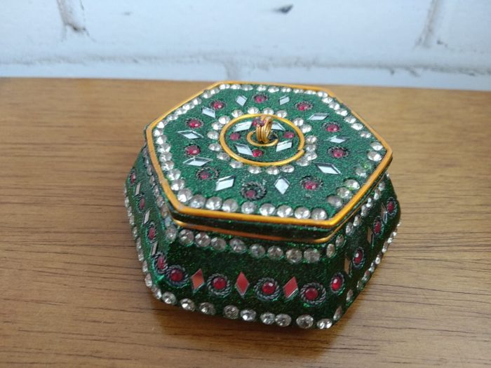 Pó de kumkum 40g com potinho indiano artesanal verde para guardar