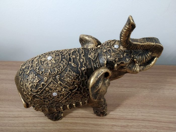 Elefante design indiano em pintura dourada retrô com strass 21cm