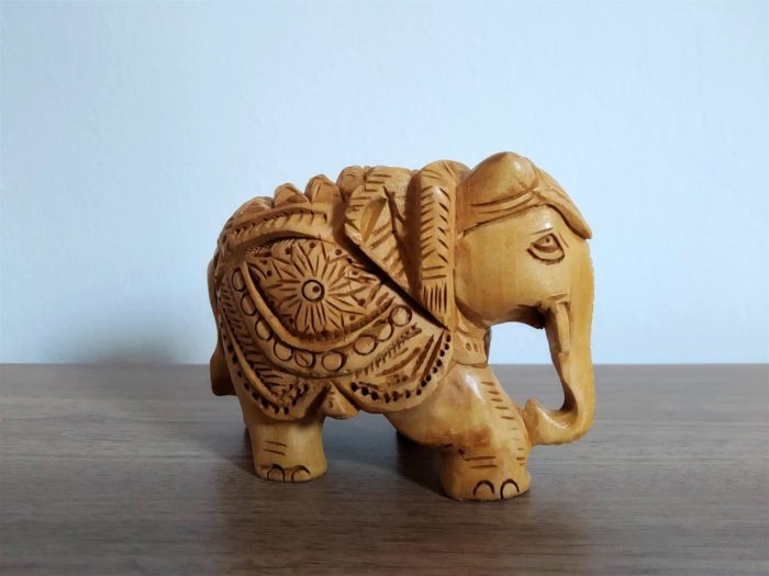 elefante indiano de madeira