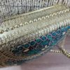 Bolsa indiana rígida de metal com mosaico de pedras naturais verdes