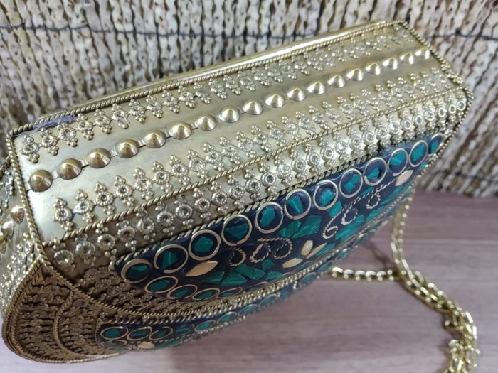 Bolsa indiana rígida de metal com mosaico de pedras naturais verdes