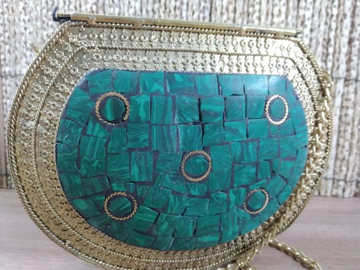 Bolsa indiana rígida de metal com mosaico de pedras naturais verdes
