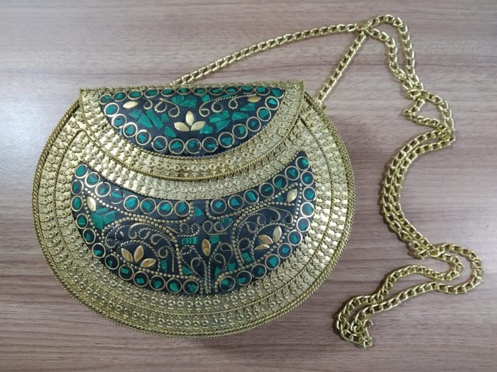 Bolsa indiana rígida de metal com mosaico de pedras naturais verdes