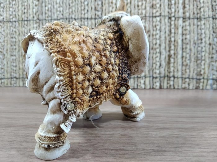 Estátua indiana de elefante da sorte em resina pintada 10cm