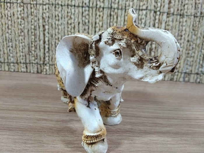 Estátua indiana de elefante da sorte em resina pintada 10cm