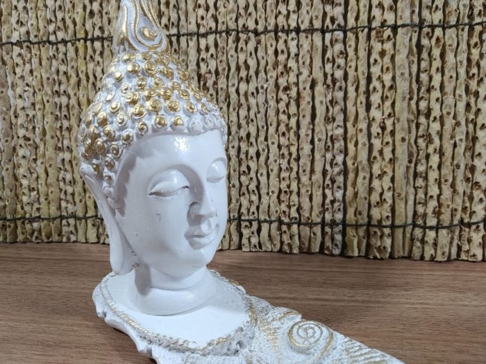 Incensário cabeça de Buda formato folha em resina branco e dourado