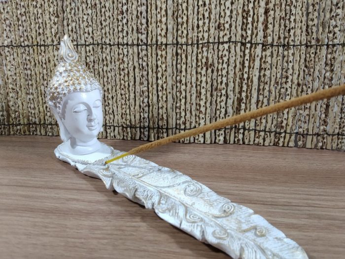 Incensário cabeça de Buda formato folha em resina branco e dourado