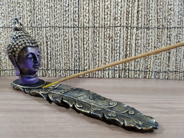 Incensário cabeça de Buda formato folha em resina roxo e dourado