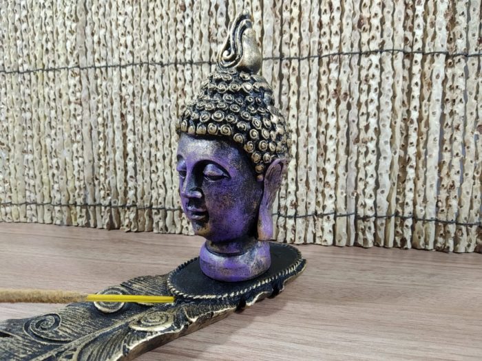 Incensário cabeça de Buda formato folha em resina roxo e dourado