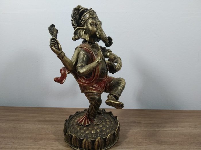 Estátua de Ganesha dançarino em resina pintada a mão 20cm