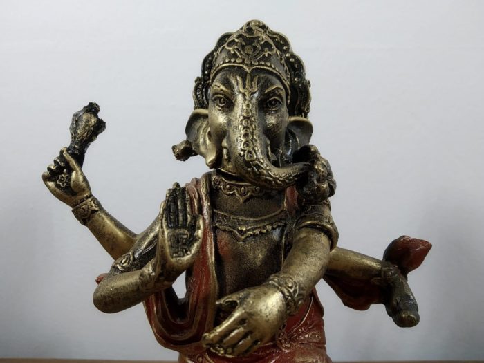 Estátua de Ganesha dançarino em resina pintada a mão 20cm