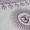 Chadar indiano (manto de oração) de Om e mantras branco e vinho