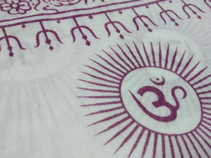 Chadar indiano (manto de oração) de Om e mantras branco e vinho