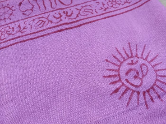 Chadar indiano (manto de oração) de Om e mantras roxo