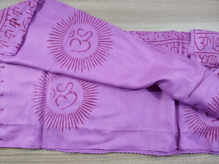 Chadar indiano (manto de oração) de Om e mantras roxo