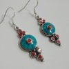 Brinco arte tibetana prateado de pedras naturais turquesa e coral