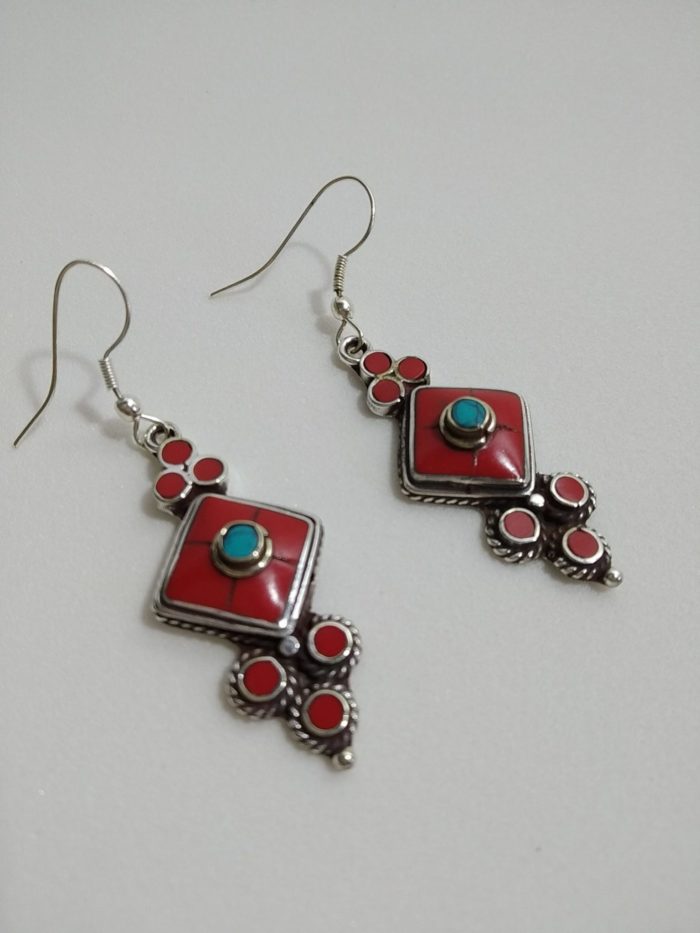 Brinco arte tibetana prateado de pedras naturais coral e turquesa