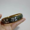 Pulseira tibetana metal com embutimento de pedras naturais madrepérola