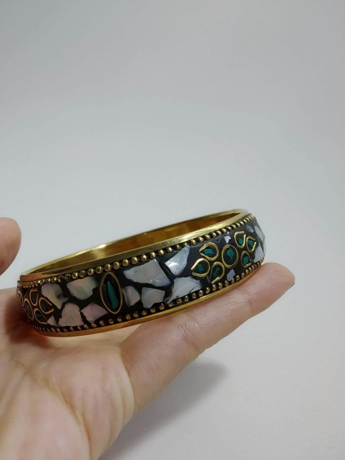 Pulseira tibetana metal com embutimento de pedras naturais madrepérola