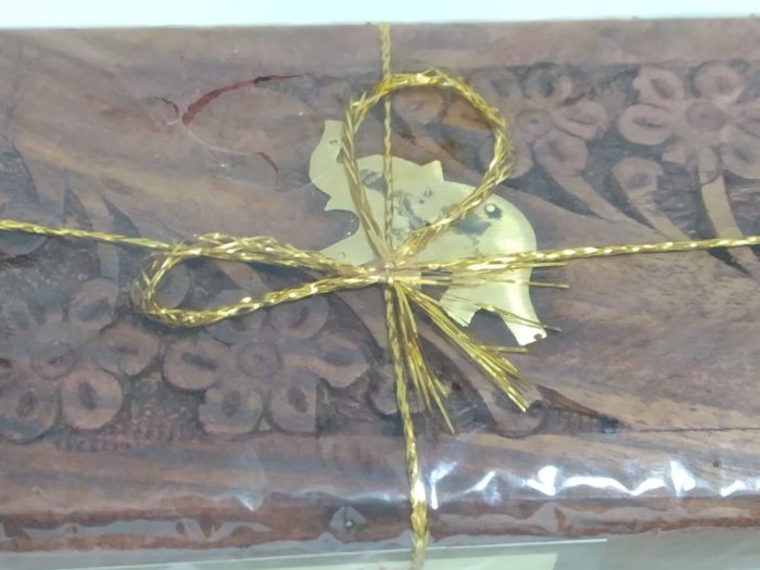 Pure Assam Tea com caixa decorativa de madeira entalhada