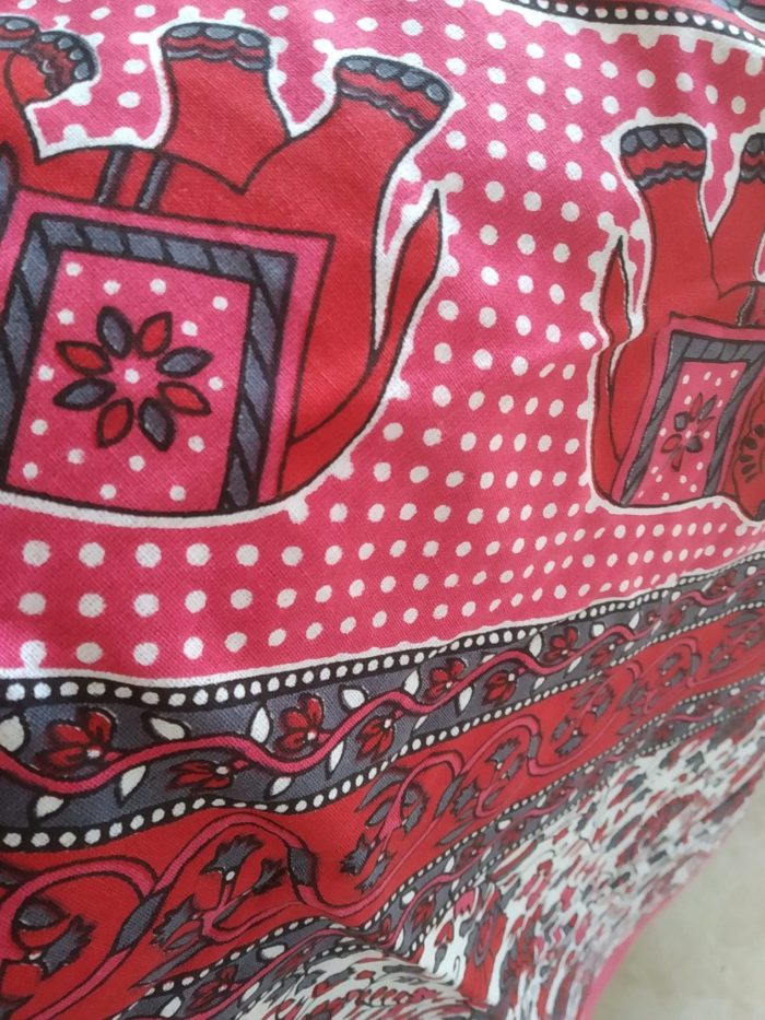 Panô indiano de algodão estampa de elefantes vermelho e rosa