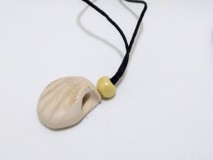 Colar difusor pessoal para aromaterapia design conchinha