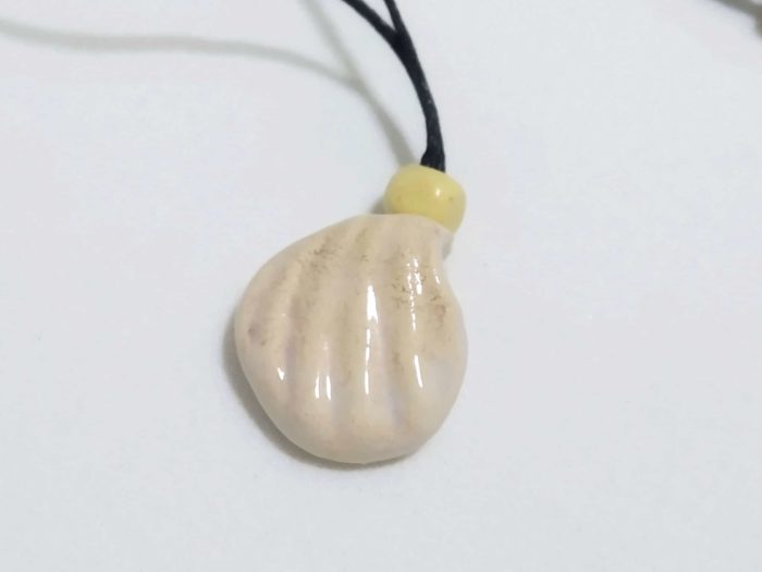 Colar difusor pessoal para aromaterapia design conchinha