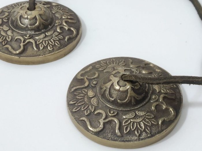 Manjira tibetana de bronze com 7 cm de diâmetro design de lótus e Om