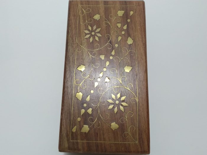 Caixa indiana de madeira com embutimentos florais em bronze 17 cm